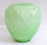 Vaso de vidro verde, com pássaros em alto relevo. Altura 18,5 cm.