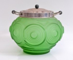Biscoiteira  em vidro na cor verde, na forma espiral, tampa em metal (com desgaste), borda e pega em metal. Altura total 15 cm.