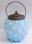 Biscoiteira de vidro, tampa e alça de metal (com desgastes), decoração em bolas na cor azul. Altura total 19,5 cm.