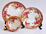 Xícara, pires e prato para bolo, porcelana, decoração creme com rosas, borda dourada. Marcado no fundo GOLDEN ROSE - ROYAL CHELSEA.