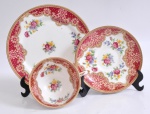 PARAGON -  Xícara, pires e prato para bolo, porcelana, fundo branco com rosas,  borda vermelha e dourada. Marcado no fundo.