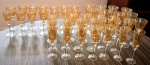 Tinta e seis  taças em vidro na cor âmbar: 14 copos para vinho tinto, 9 para vinho branco e 13 para champagne.