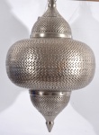 Luminária de teto para uma lâmpada com instalação elétrica elaborada em chapa de metal estanhado com decoração perfurada, estilo marroquino (sem uso). Altura 68 cm, diâmetro 40 cm. (Pode usar para mesa substituindo a cúpula).