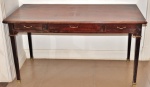 Mesinha escrivaninha com 3 gavetas. Altura 140 cm, comprimento 75 e profundidade 70 cm.
