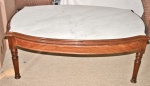 Mesa de centro, tampo de mármore branco. Altura 52 cm, comprimento 136 cm e profundidade 90 cm.