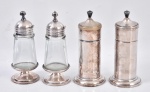 Quatro peças: 2 saleiros, recipiente de vidro e metal (11 cm) e dois porta palitos em metal prateado (12 cm).