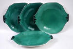 Quatro pratos em porcelana inglesa na cor verde e detalhes em preto. Diâmetro 28 cm. Marcado no fundo ALFRED MEAKIN Engrand.
