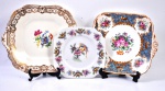 Três  travessas  de porcelana, sendo uma porcelana chinesa (24 x 21 cm), da Bavária (18 x 18 cm)  e com a marca Aynsley 26 cm.