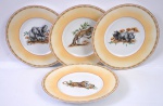 Quatro pratos de porcelana com decoração central de onças, elefante e rinoceronte, borda amarelo degradê. Diâmetro 21 cm.