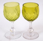 Duas taças de cristal na cor verde. Altura 13 cm.