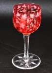 BACCARAT - Taça de cristal baCcarat na cor vermelha com folhas de parreiras. Altura 14 cm.