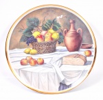 Prato decorativo em porcelana portuguesa. Diâmetro 20 cm.