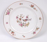 LIMOGES - Prato decorativo em porcelana, fundo branco, parte central com pássaro pousado no galho. Diâmetro 26 cm.