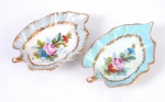 Duas pequenas petisqueiras em forma de folhas, porcelana francesa, medindo 10 x 7 cm.