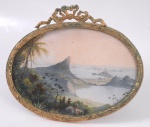 Miniatura retratando uma reprodução de paisagem antiga da Lagoa Rodrigo de Freitas. Moldura de metal dourado com oxidação. Medindo 13 x 11 cm.