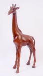 Escultura de resina representando uma girafa. Altura 34,5 cm.
