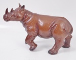 Escultura de resina representando um rinoceronte. Altura 16 cm e comprimento 23 cm.