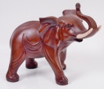 Escultura de resina representando um elefante. Altura 20 cm e comprimento 26 cm.