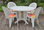 Mesa redonda para piscina em plástico com 4 cadeiras ambas da marca GROSFILEX- Made in France. Acompanha guarda-sol. Acompanham assentos de almofadado colorido.