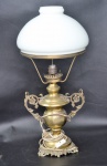 Lampião em bronze, cúpula de vidro branco leitoso. Adaptado para luz elétrica. Altura 62 cm.