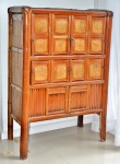 Dois armários de bambú, origem Indochina, parte superior com uma prateleira, 8 pequenas portas. Medidas 156 x 90 x 56 cm  e 161 x 107 x 53 cm.