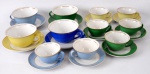 Onze xícaras com pires de porcelana Mauá, nas cores verde, amarelo e azul, sendo: 7 xícaras com pires para café e 4 xícaras com pires para chá.