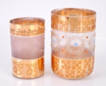 Dois copos veneziano, dourados. Altura 7,5 e 9 cm.
