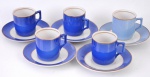 Cinco xícaras  com pires  de porcelana azul e branco . Uma xícara com bicado.