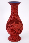 Vaso de laca vermelha com motivos de flores. Altura 25 cm.