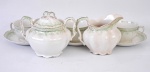 Cinco peças de porcelana inglesa: 3 xícaras com pires para chá, bule e açucareiro. Marcado no fundo JOHNSON BROS ENGLAND