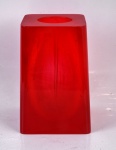 Vaso de resina na cor vermelha. Altura 18 cm.