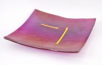 Porta cartão em vidro moldado predominando a cor rosa. Medidas 20 x 20 cm.