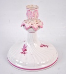 MEISSEN - Castiçal em porcelana, fundo branco com rosa. Altura 15 cm.