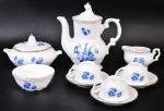 Miniaturas de bonecas. Sete peças de porcelana - mini jogo de café para 3 pessoas em porcelana na cor azul e branco.