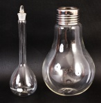 Duas peças em vidro soprado sendo: bulbo com gargalo, marca Pyrex 250 ml (24,5 cm) e o outro um vaso SERAX com forma e acabamento imitando lâmpada, altura 24,5 cm.