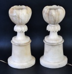 Par de luminárias em alabastro imitando vaso com coluna. Altura 29 cm.