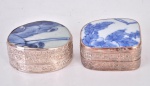 Duas caixinhas chinesa em metal ( com desgastes), decoradas co fragmentos de cerâmica Ming.  Medidas: 5,5 e 6 cm.