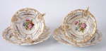 Duas xícaras com pires para chá em porcelana com decoração floral.