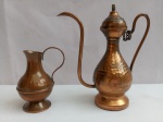 Lote Composto de 1 Bule e 1 Mini Vaso, ambos em cobre martelado, aprox. 14 x 13 x 6cm, apresenta desgastes, segue no estado apresentado nas fotos