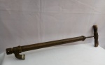 Bomba Sucção em Latão, sem descrição, aprox. 57 x 15 x 4cm, apresenta desgastes, cabo em madeira (corroído), vendido no estado, segue conforme apresentado nas fotos