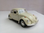 Miniatura VW Fusca Beetle, ferro e pneus borracha; aprox. 12 x 5 x 4cm, apresenta desgastes, segue no estado apresentado nas fotos