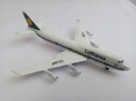 Miniatura Avião Lufthansa LH 585, aprox. 15 x 13 x 4cm, apresenta desgastes, segue no estado, conforme apresentado nas fotos