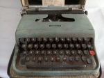 Máquina Escrever Antiga, Olivetti Lettera 22, aprox. 37 x 29 x 9cm, Maleta Portátil (apresenta muitos desgastes), precisa de limpeza, revisão e troca de zipper, vendido no estado, conforme apresentado nas fotos