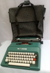 Máquina de Escrever Olivetti College, aprox. 34 x 34 x 10cm, Bolsa Portátil, funcionando, em bom estado, porém parada algum tempo, necessita limpeza e lubrificação, vendido no estado, conforme apresentado nas fotos