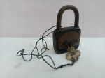 Cadeado Antigo, com Chave, apresenta desgastes do tempo e de uso; aprox. 5,5 x 3cm