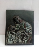Aplique Parede com Imagem Virgem Maria c/ Menino Jesus, aprox. 19 x 15,5cm, Ricamente Detalhada, em metal, com resíduos de patina, no estado apresentado nas fotos