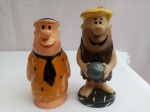 2 Bonecos Colecionáveis Fred e Barney, Inesquecível Série Os Flintstones, maior aprox. 13 x 6 x 6cm, Barney em resina e Fred em vinil; apresenta marcas do tempo, segue no estado apresentado nas fotos