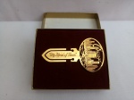 Marcador de Páginas Antigo, cx. aprox. 8,5 x 5cm, Chicago, 24 kt. Gold Finish, "Marshall Field´s, em blister original, sem uso