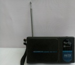 Antigo Rádio Portátil AM/FM, em ótimo estado de Funcionamento; aprox. 13,5 x 8 x 3cm, carcaça apresenta desgastes