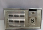 Antigo Rádio Portátil GALAXY, 8 Transistor, Made Japan, Liga mas não sintoniza, aprox. 15 x 9 x 4cm, carcaça quebrada (solta), apresenta desgastes, vendido no estado